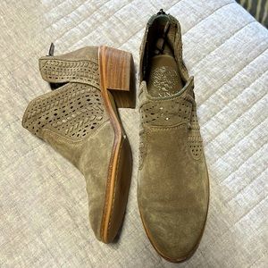 VINCE CAMUTO | Taupe Suede Booties